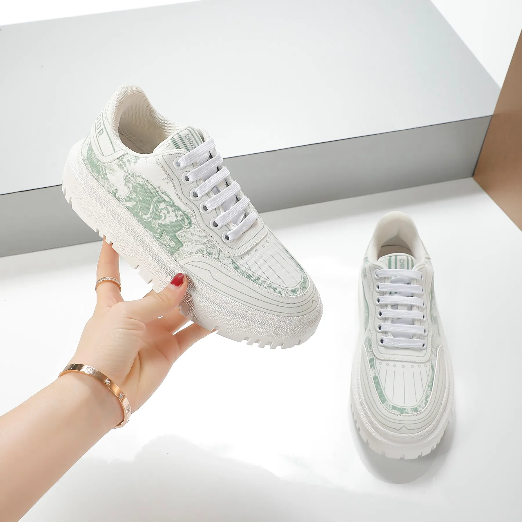 👟👟Ex-factory price 460👟👟 2021ssDior casual white shoes, the same style as the ready-to-wear series 1️⃣Original mold opening 2️⃣Original cowhide➕Breathable mesh lining 3️⃣TPU evacuation outsole 4️⃣Injected latex sheepskin feet 5️⃣Full package at the counter Code number 35-40 (41 can be customized)